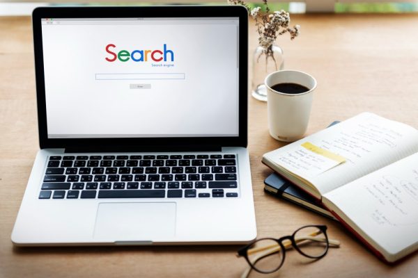 ordenador buscando información en google