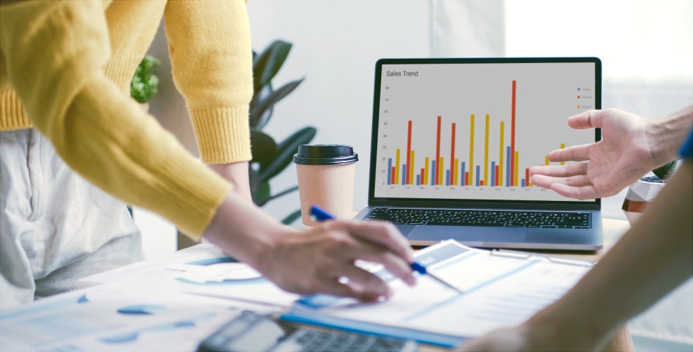 dos personas analizando un grafico en una empresa